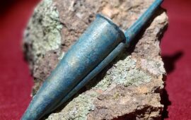 Il tappo di penna Bic diventa un bronzetto: l’opera di Valerio Pisano che trasforma l’ordinario in mito