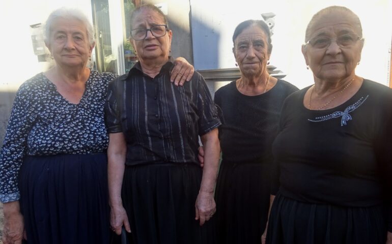 La bellezza senza tempo delle donne ogliastrine negli scatti di Pierino Vargiu in visita a Ilbono