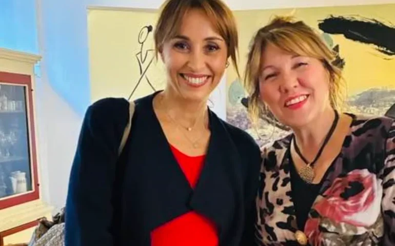 Nella foto, Parodi posa insieme ad Angela Maria Casu