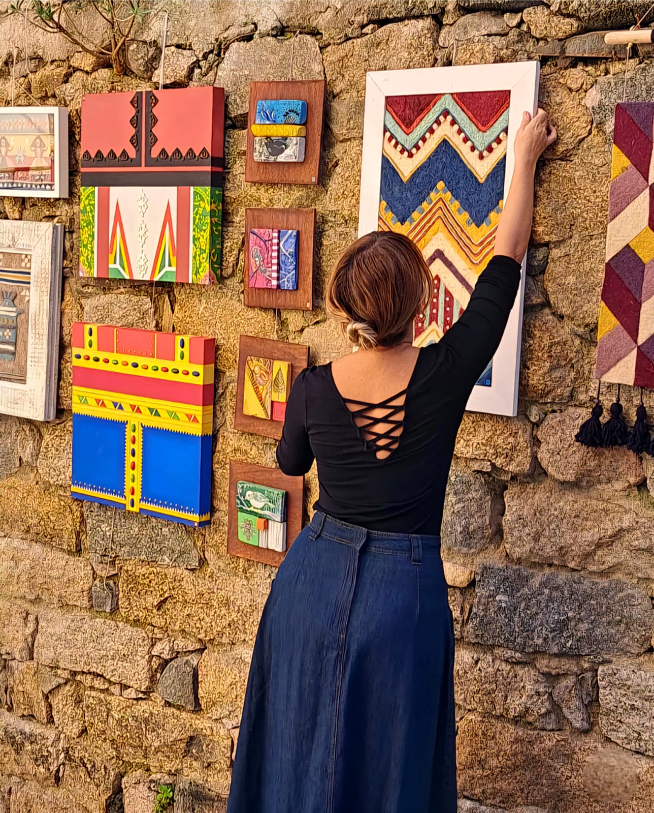Nata a Nuoro e cresciuta a Gavoi, intreccia nella sua ricerca il rigore del territorio e la delicatezza del gesto.«L’arte è una guida silenziosa, un porto sicuro», racconta.
La sua voce, discreta e lucida, ci accompagna in un dialogo sull’identità, l’insegnamento e la libertà di creare.
Leggi l’intervista completa.