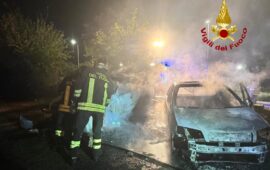 Paura per un incendio notturno a Macomer: due auto distrutte in via Don Milani