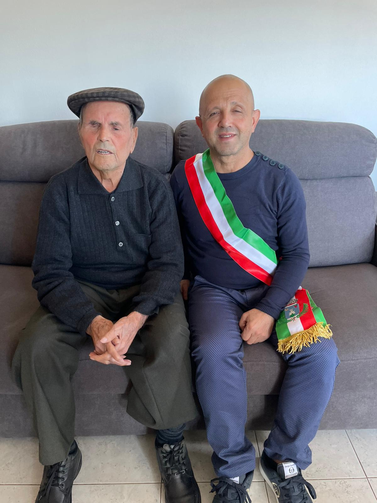 Tziu Mario Lobina con l'assessore Giorgio Boi