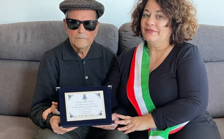 Tziu Mario Lobina con la vice sindaca Tonina Serra