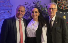 Da sinistra Gianni Masia, presidente del circolo, l'artista Massimo Pitzalis, Manuela Mameli e Paolo Atzori presidente della federazione di tutti i circoli in Germania