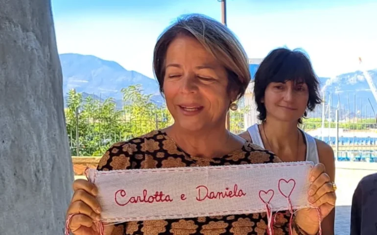 (VIDEO) Arbatax, la mamma di Carlotta e Daniela, morte tragicamente nel 2002, incontra gli studenti con Rosalba Castelli