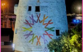 Tortolì illumina di blu la Torre di San Miguel per la Giornata Europea della Sindrome X Fragile