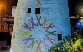 Tortolì, la Torre di San Miguel si illumina di blu per la Giornata Europea della Sindrome X Fragile