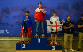 Gianluca Pilia a Barcellona con la bandiera dei Quattro Mori