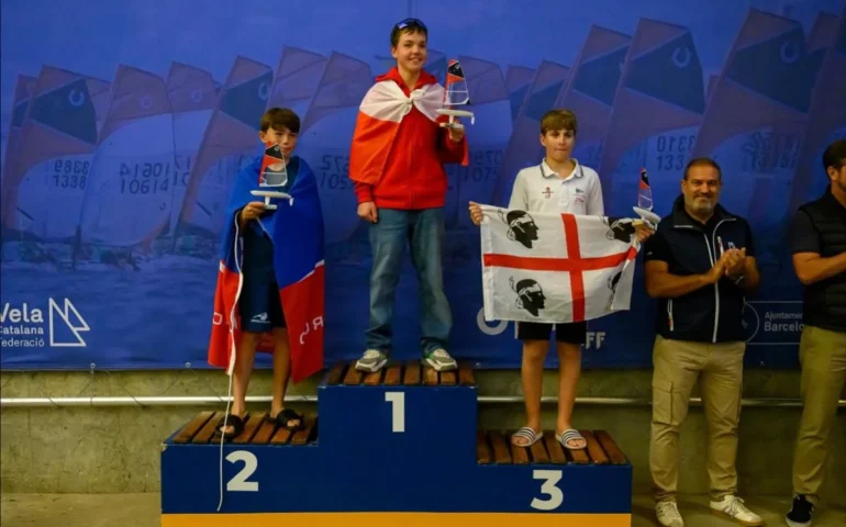 Gianluca Pilia a Barcellona con la bandiera dei Quattro Mori