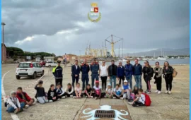 “Il mare inizia da qui”: i bambini di Porto Frailis colorano le caditoie del porto di Arbatax per educare al rispetto dell’ambiente
