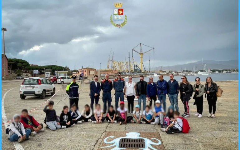 “Il mare inizia da qui”: i bambini di Porto Frailis colorano le caditoie del porto di Arbatax per educare al rispetto dell’ambiente
