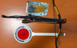 Nuoro, automobilista denunciato: in auto aveva una balestra con sette dardi