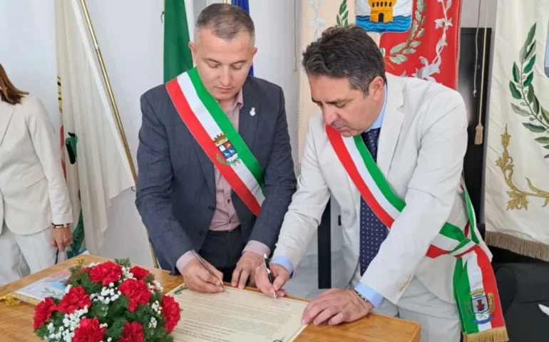 (FOTO) Firmato il gemellaggio tra Tortolì e Ponza: 64 isolani in Aula per celebrare un’amicizia nata dal mare