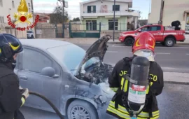 Incendio auto Lotzorai pH Vigili del Fuoco