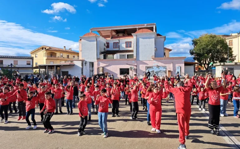 Un flash mob per abbattere le barriere: gli alunni di Tortolì e Bari Sardo per la Giornata della disabilità