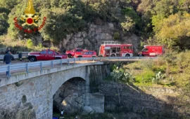 Perdono il controllo dell’auto e fanno un volo di dieci metri nel vuoto: tre vite spezzate sulla Tortolì-Villagrande
