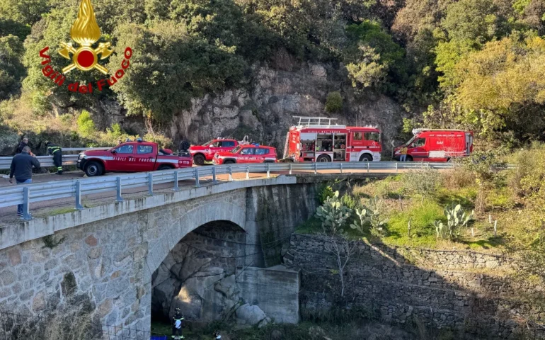 Perdono il controllo dell’auto e fanno un volo di dieci metri nel vuoto: tre vite spezzate sulla Tortolì-Villagrande