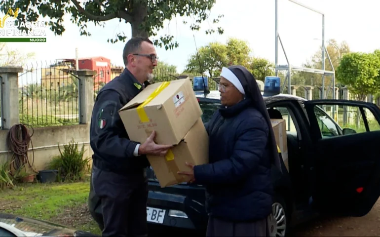 Guardia di finanza fa donazione alla caritas