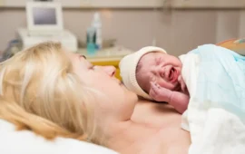 A rischio la vita delle mamme e dei neonati: l’Ogliastra ancora contro la chiusura del Punto Nascita