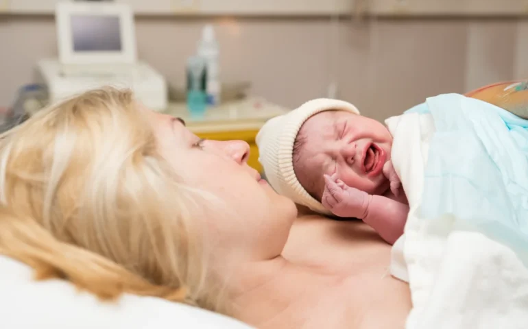 A rischio la vita delle mamme e dei neonati: l’Ogliastra ancora contro la chiusura del Punto Nascita