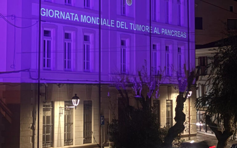 Il Comune illuminato di viola