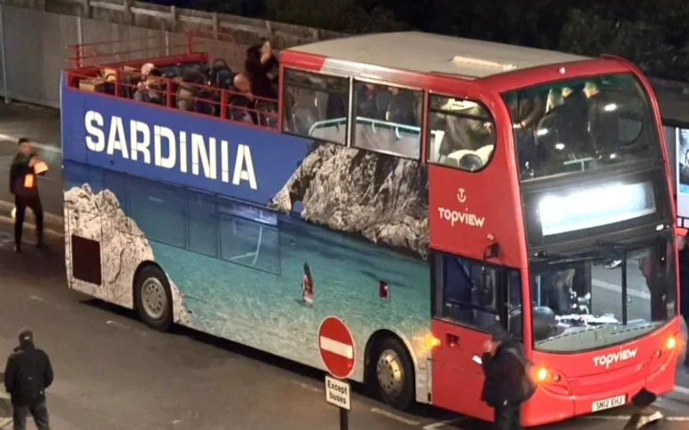 bus con immagine di cala goloritzè al World Travel Market di Londra