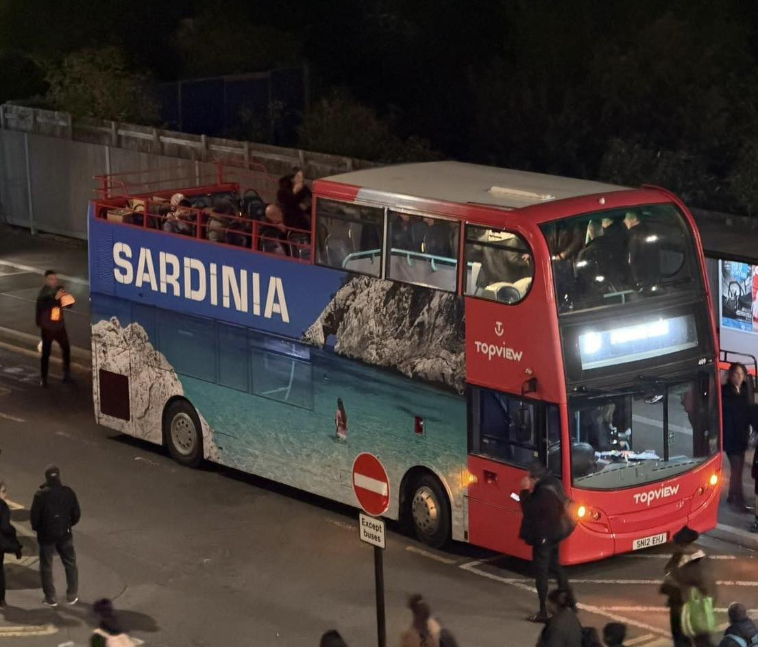 bus con immagine di cala goloritzè al World Travel Market di Londra