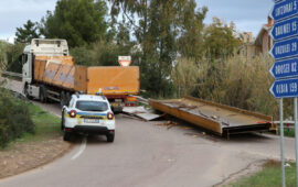Tortolì, camion perde una gigantesca trave, tragedia sfiorata