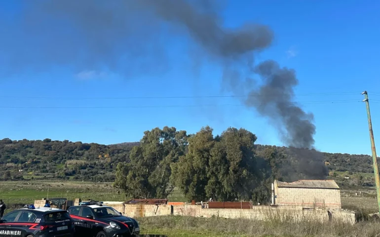 Macomer – bruciano ingenti cumuli di rifiuti, 3 persone arrestate