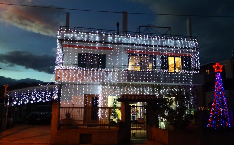 La foto del giorno. Natale in arrivo a Tortolì: Casa Laconca si veste di luce