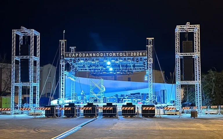 Il palco è montato: Tortolì pronta per il concerto di Capodanno di domani con Benji & Fede