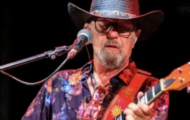 Sergio Caputo in concerto a Nuoro: il jazz-pop del “Trio” conquista il Teatro Eliseo