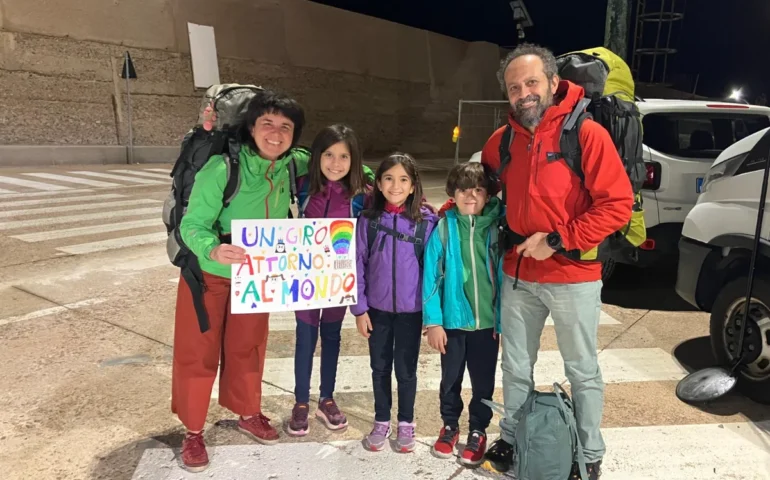 Daniela Scudu con la sua famiglia al Porto di Arbatax, prima di partire