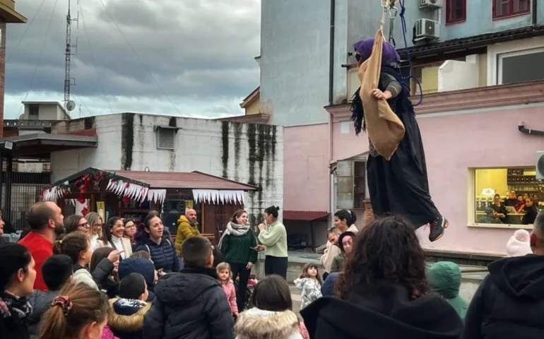 La Befana scende dal cielo a Tortolì: domani magia e dolci per grandi e piccoli