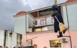 (FOTO) A Tortolì la Befana è arrivata dal cielo: dolci per tutti e acrobazie in piazza