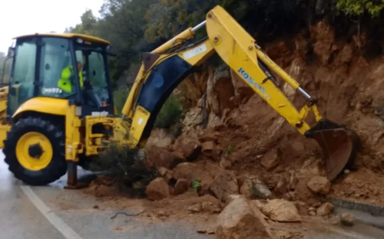Monte Ortobene, interventi della Protezione Civile per frane sulla strada