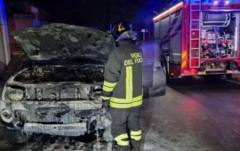 Notte di incendi in Sardegna: fuoristrada distrutto a Jerzu, indagini in corso