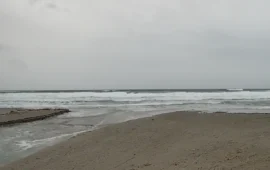 Cala Liberotto, la furia del mare invade la costa orientale: massima allerta per l’arrivo della tempesta