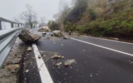 Paura sulla SS 198 a Gairo: frana dal monte, massi piombano sulla carreggiata