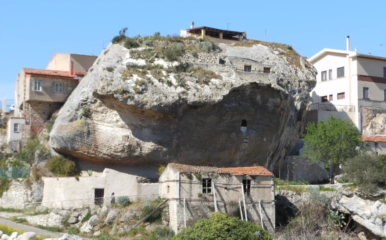 In Sardegna c’è una domus de janas dentro a un paese, usata come casa fino a poco tempo fa. Sapete dove?