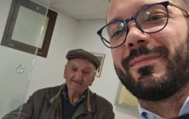 A 100 anni sfreccia in Ape al Comune: zio Pietro rinnova la carta d’identità e dà una lezione a tutti