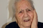“Non me li sento 100 anni!”. Il secolo sorridente di Tzia Adelina Serra, tra le campionesse di longevità sarda