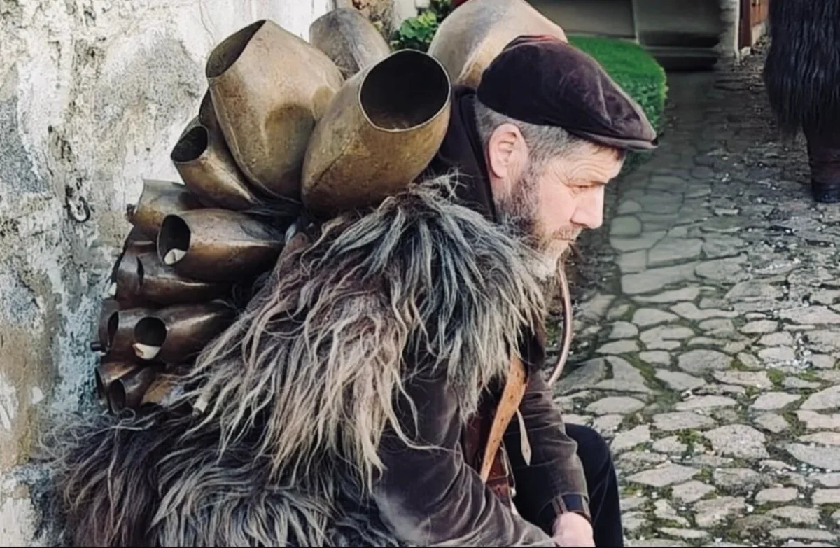 (FOTO) La vestizione dei Mamuthones e degli Issohadores: il nostro martedì grasso con l’Associazione Atzeni a Mamoiada