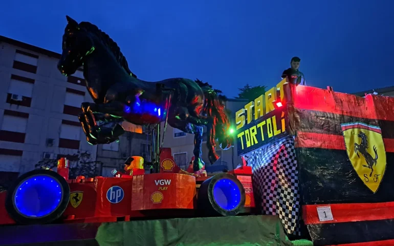 A Tortolì il gran finale del Carnevale ogliastrino tra maschere tradizionali e carri allegorici