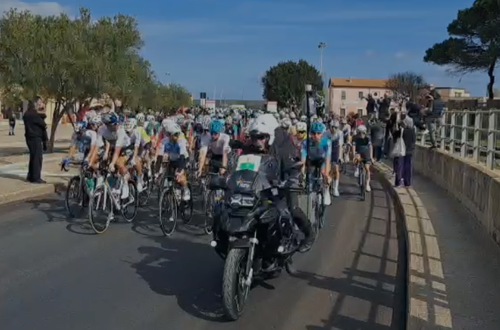 (FOTO E VIDEO) Al via da Arbatax la quarta tappa del Giro di Sardegna
