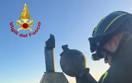 Perdasdefogu: la croce del campanile sta per cadere per il forte vento, scatta il blitz dei Vigili del Fuoco