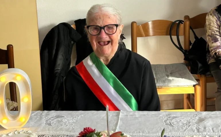 Baunei celebra un traguardo straordinario: Zia Giuseppina Maddanu festeggia i suoi 100 anni circondata dall’amore della famiglia