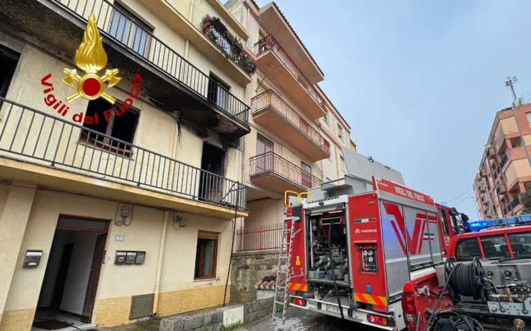 Nuoro, terribile incendio in un appartamento: evacuate due famiglie e un uomo in ospedale