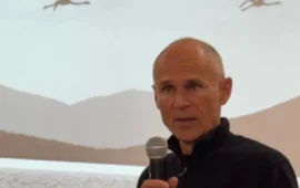 Lotzorai, successo per Tonino Mosconi che emoziona il pubblico con “Il Paese del Vento”