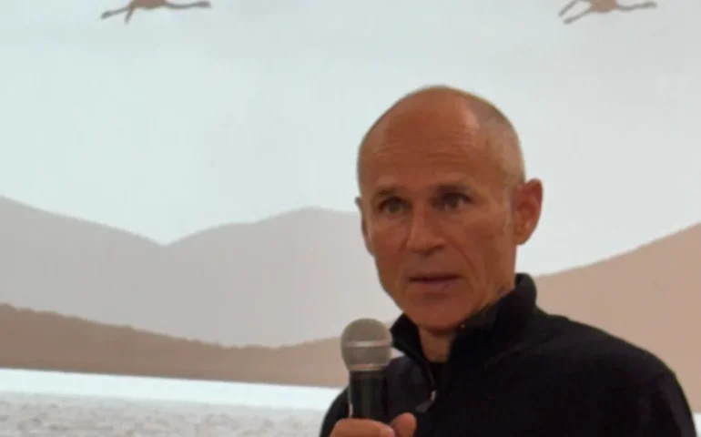 Lotzorai, successo per Tonino Mosconi che emoziona il pubblico con “Il Paese del Vento”